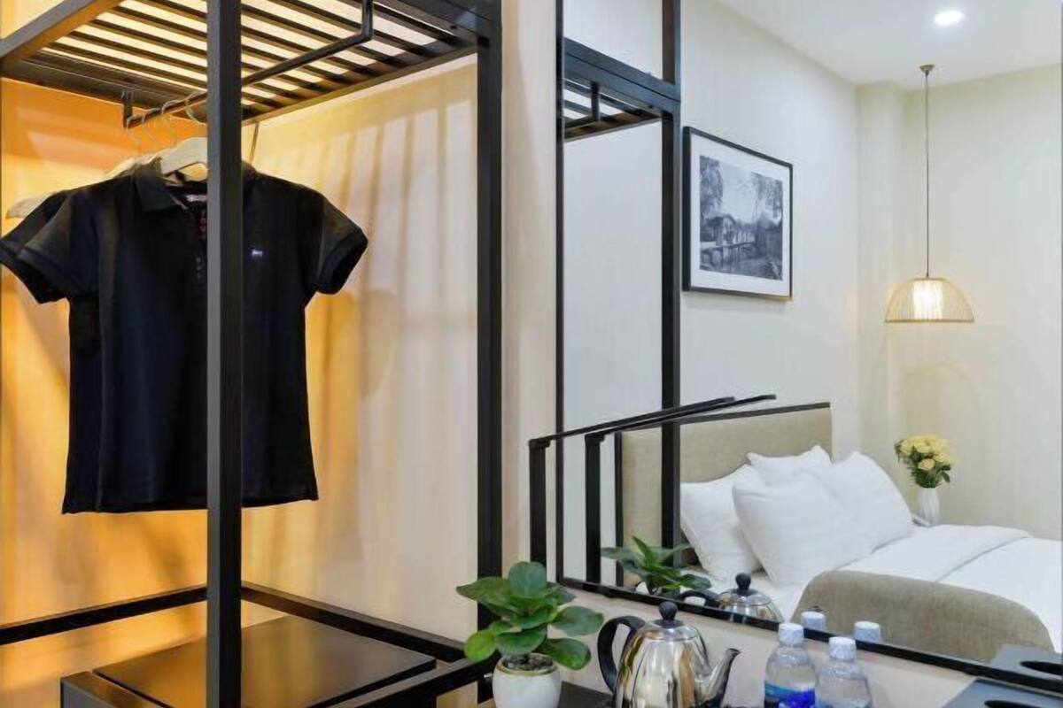 Luxe beddengoed, een kluis op de kamer, een laptopwerkplek