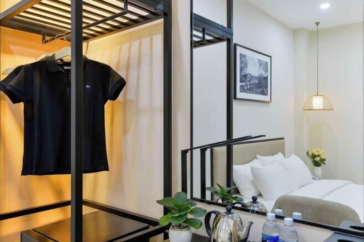 Premium bedding, in-room safe, laptop workspace, blackout curtains