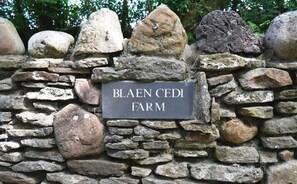 A stone wall with a sign that reads "BLAEN CEDI FARM". - The Stable at Blaen Cedi Farm - New for July 2019 (Swansea)