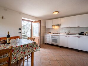 Refrigerador, horno y utensilios de cocina 