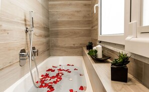 Ensemble douche/baignoire, sèche-cheveux, bidet, serviettes fournies