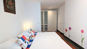 4 chambres, fer et planche à repasser, lit de bébé portatif