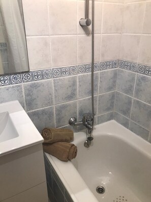 Kombination af bruser/badekar, hårtørrer, bidet, håndklæder