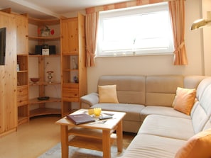 TV, DVD player, books, stereo - Apartment 'Puppenstube' quiet location, sauna, W-LAN, garden and bicycles (Hagenburg)