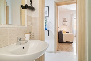 Regadera, secadora de cabello, bidet 