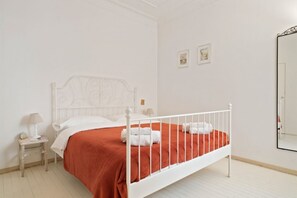 1 habitación y tabla de planchar con plancha 