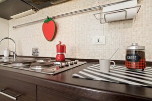 Coffee/tea maker, toaster