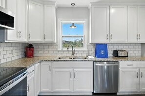 冰箱、微波炉、烤箱、炉灶