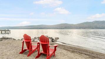 Plage, chaises longues, serviettes de plage