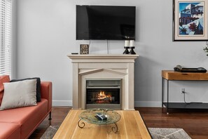 Smart TV, fireplace, books, music library - Barona Beach Lakefront Luxury in front of world class wineries (West Kelowna)