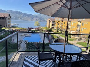 Outdoor dining - Barona Beach Lakefront Luxury in front of world class wineries (West Kelowna)