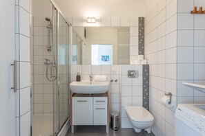 Douche, séchoir à cheveux, serviettes fournies, savon