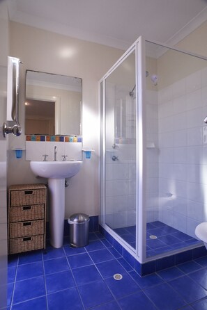 Shower, hair dryer, towels, soap - Golf and beach retreat (Collingwood Park)