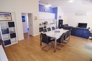 Interior - Golf and beach retreat (Collingwood Park)