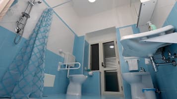 Handtücher, Seife, Shampoo, Toilettenpapier