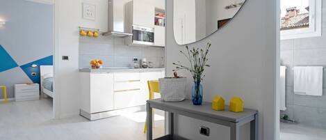 Jääkaappi, mikroaaltouuni, liesi, kahvin-/teenkeitin