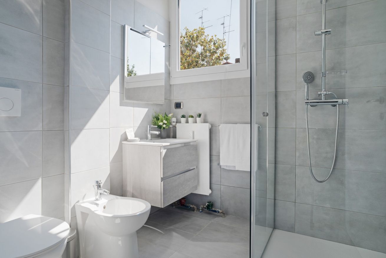 Ducha, secador de pelo, bidet, toallas