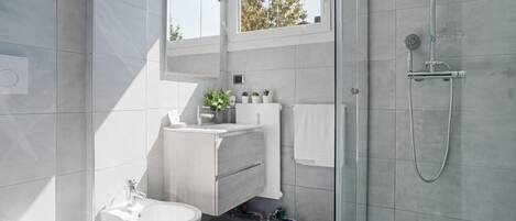 Ducha, secador de pelo, bidet, toallas