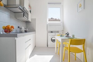 Réfrigérateur, four à micro-ondes, surface de cuisson, cafetière-théière