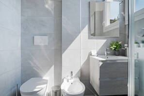 Douche, sèche-cheveux, bidet, serviettes fournies