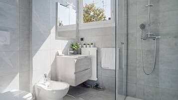 Dusche, Haartrockner, Bidet, Handtücher