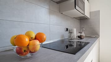 Kjøleskap, mikrobølgeovn, kokeplater og kaffetrakter/tekoker