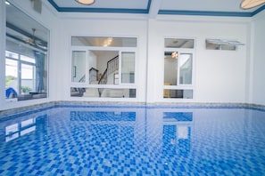 Piscine intérieure