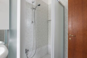 Kombination af bruser/badekar, hårtørrer, bidet