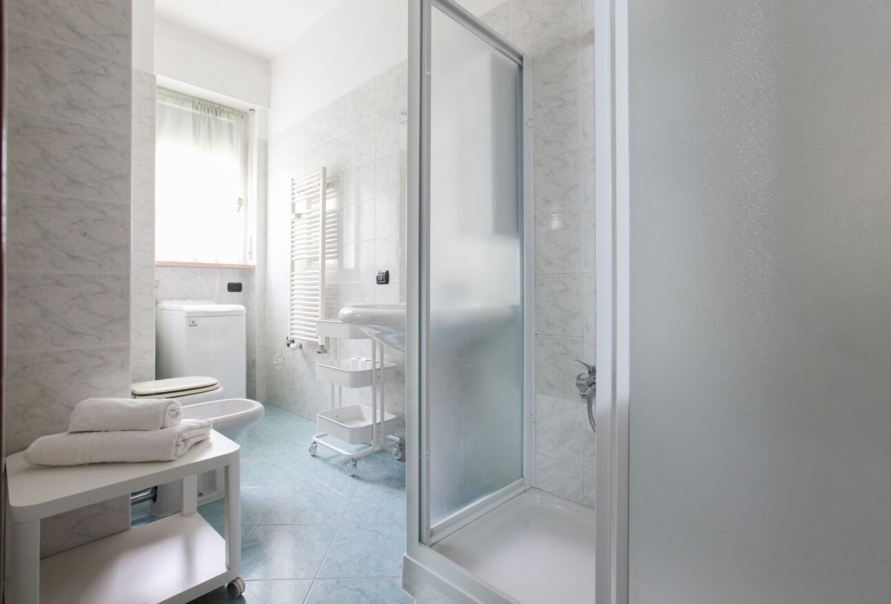 Une salle de bain moderne équipée de toilettes, d’un lavabo et d’une douche.
