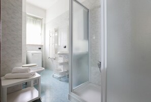 Een bad/douchecombinatie, een haardroger, een bidet