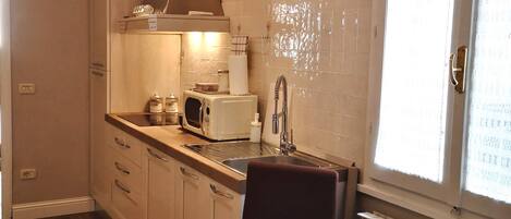 Een koelkast, een magnetron, een kookplaat, een vaatwasser