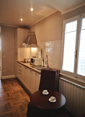 Réfrigérateur, micro-ondes, plaque de cuisson, lave-vaisselle