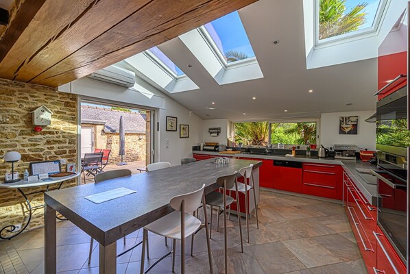 Fridge, microwave, oven, dishwasher - TY ELISTHER - Maison de charme à Saint-Colombier (Sarzeau)