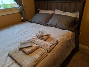 4 bedrooms, iron/ironing board, free WiFi, bed sheets