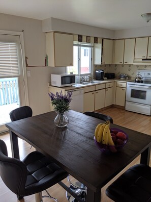 Fridge, microwave, oven, stovetop - Doctor's Lounge - An Executive Home in Niagara (St. Catharines)
