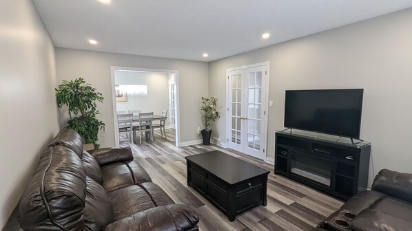 Smart TV, fireplace - Doctor's Lounge - An Executive Home in Niagara (St. Catharines)