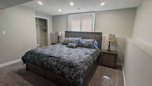 4 bedrooms, iron/ironing board, internet, bed sheets