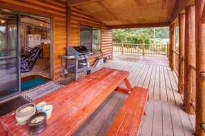 Outdoor dining - Orcas Island, Sea Acres Lodge #266 (Olga)