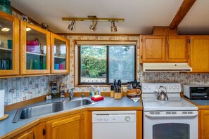 Paper towels, dining tables