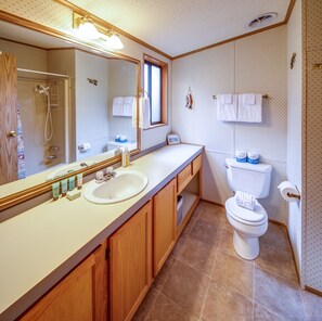 Hair dryer, towels, soap, shampoo - Orcas Island, Sea Acres Lodge #266 (Olga)