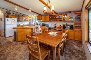 Papel de cocina y mesa de comedor