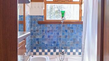 Duschwanne, kostenlose Toilettenartikel, Haartrockner, Bidet