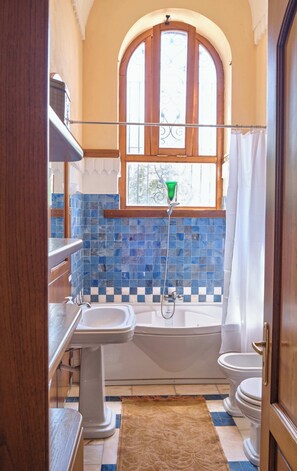 Combined shower/tub, free toiletries, hair dryer, bidet