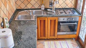 Réfrigérateur, four, plaque de cuisson, cafetiÚre/bouilloire