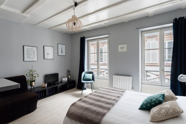1 slaapkamer, een strijkplank/strijkijzer, reisbedje, gratis wifi