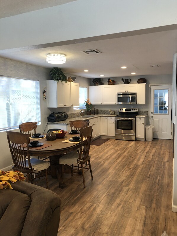 Fridge, oven, stovetop, dishwasher