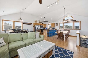 Fernseher, Kamin, DVD-Player, Stereoanlage