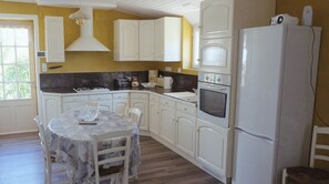 Réfrigérateur, micro-ondes, four, cafetière/bouilloire