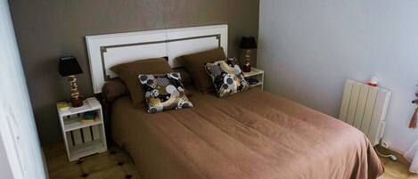 2 bedrooms, iron/ironing board