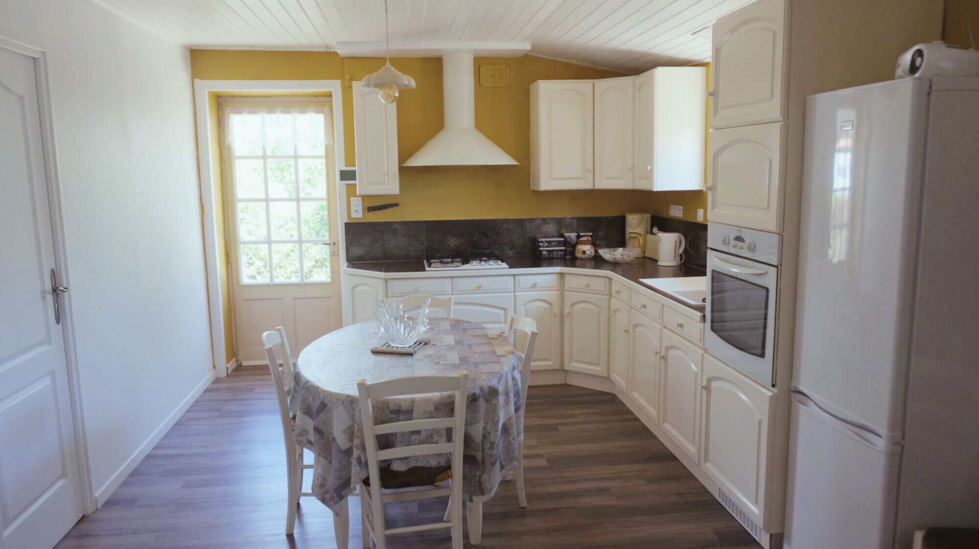 Fridge, microwave, oven, coffee/tea maker